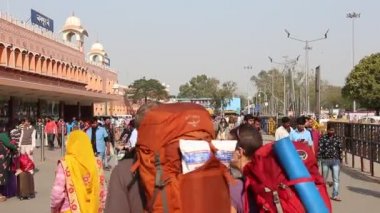 Jaipur, Hindistan - Mart 2019. Jaipur kavşağındaki tren istasyonunda insanlar.