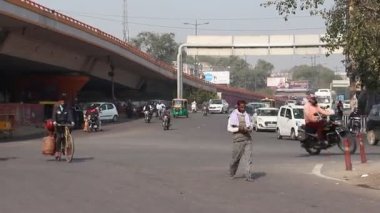 Yeni Delhi, Hindistan - Mart 2019. Delhi sokaklarında karayolu trafiği.