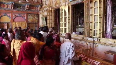 Ayodhya, Hindistan - Mart 2019. Ayodhya 'daki Dashrath Mahal tapınağını ziyaret edenler.