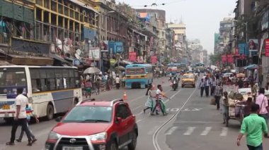 Kolkata, Hindistan - Mart 2019. Howrah Köprüsü 'nde trafik.