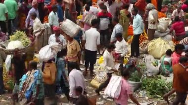 Kolkata, Hindistan - Mart 2019. Kolkata 'daki eski Hint caddesindeki büyük Mullik Ghat Çiçek Pazarı' nın müşterileri ve tüccarları..