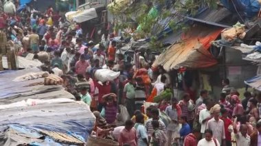 Kolkata, Hindistan - Mart 2019. Kolkata 'daki eski Hint caddesindeki büyük Mullik Ghat Çiçek Pazarı' nın müşterileri ve tüccarları..