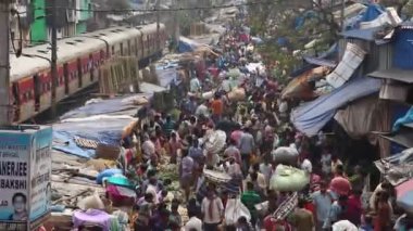 Kolkata, Hindistan - Mart 2019. Kolkata 'daki eski Hint caddesindeki büyük Mullik Ghat Çiçek Pazarı' nın müşterileri ve tüccarları..