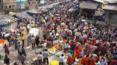Kolkata, Hindistan - Mart 2019. Kolkata 'daki eski Hint caddesindeki büyük Mullik Ghat Çiçek Pazarı' nın müşterileri ve tüccarları..