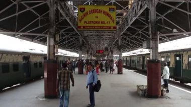 Kolkata, Hindistan - Mart 2019. Howrah tren istasyonundaki yolcular, Kolkata, Hindistan.