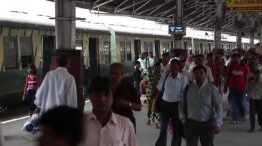 Kolkata, Hindistan - Mart 2019. Howrah tren istasyonundaki yolcular, Kolkata, Hindistan.