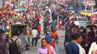 Allahabad, Hindistan - Mart 2019. Pryagraj 'da Kumbh Mela festivalini ziyaret edenler.
