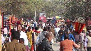 Allahabad, Hindistan - Mart 2019. Pryagraj 'da Kumbh Mela festivalini ziyaret edenler.