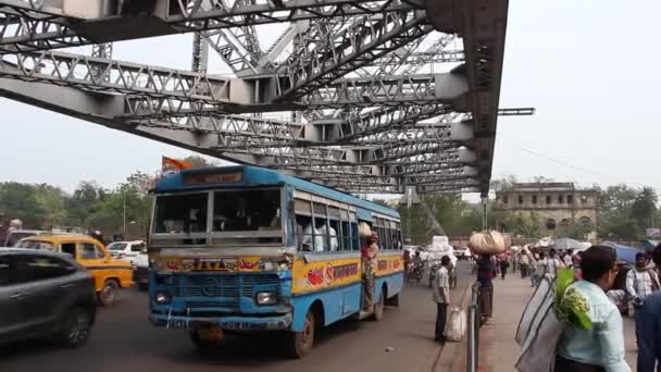 Kalkutta Indien Circa März 2019 Verkehr Auf Der Howrah Brücke — Stockvideo