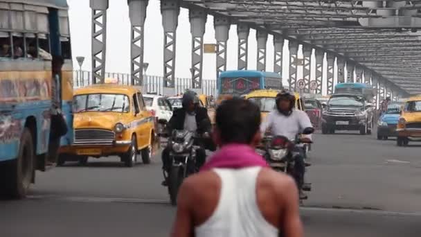 Kalkutta Indien Circa März 2019 Verkehr Auf Der Howrah Brücke — Stockvideo