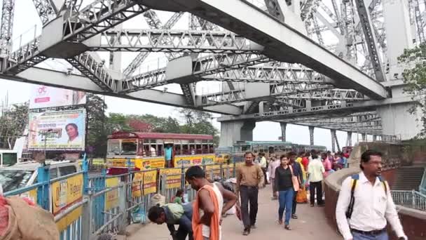 加尔各答 2019年3月 Howrah桥的交通情况 — 图库视频影像