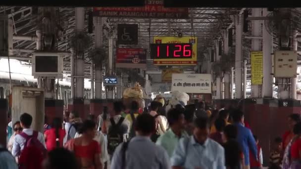 Калькутта Индия Март 2019 Года Пассажиры Вокзале Хаура Калькутта Индия — стоковое видео