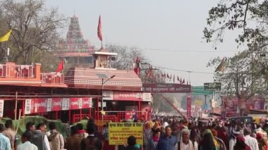 Allahabad, Hindistan - Mart 2019. Pryagraj 'da Kumbh Mela festivalini ziyaret edenler.