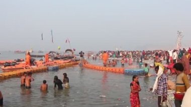 Allahabad, Hindistan - Mart 2019. Pryagraj 'da Kumbh Mela festivalini ziyaret edenler.