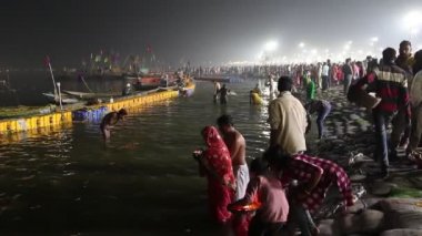 Allahabad, Hindistan - Mart 2019. Pryagraj 'da Kumbh Mela festivalini ziyaret edenler.