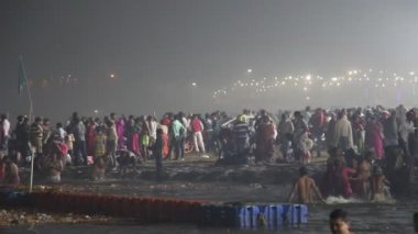 Allahabad, Hindistan - Mart 2019. Pryagraj 'da Kumbh Mela festivalini ziyaret edenler.