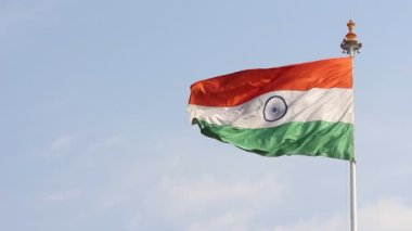 Jaipur tren istasyonunda Hindistan bayrağı.