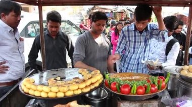 Jaipur, Hindistan - Mart 2019. İnsanlar Aloo tikki (kızarmış patates pirzola), Jaipur ünlü Hint sokak gıda satın.