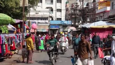 Ujjain, Hindistan - Mart 2019. Ujjain 'in kalabalık caddelerinde trafik vardı..
