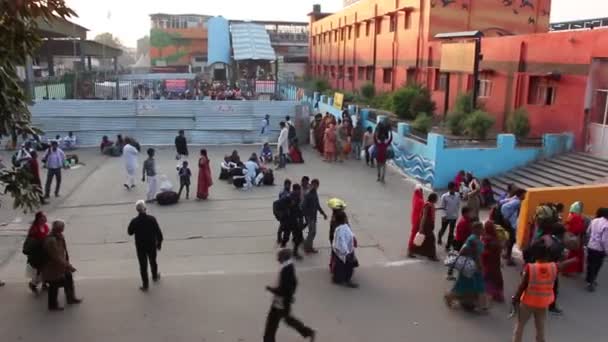Allahabad Ινδία Circa March 2019 Άνθρωποι Στο Σιδηροδρομικό Σταθμό Allahabad — Αρχείο Βίντεο