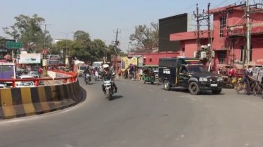 Agra, Hindistan - 2019 civarı. Agra 'nın kalabalık caddelerinde yol trafiği.