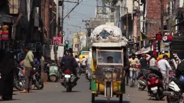 Agra, Hindistan - 2019 civarı. Agra 'nın kalabalık caddelerinde yol trafiği.