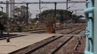 Bangalore, Hindistan - Ocak 2018. Yesvantpur tren istasyonundaki tren penceresinin dışına bak.