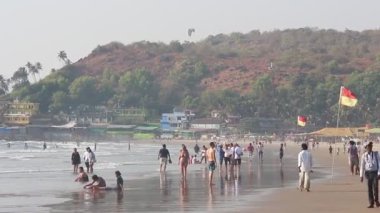 Arambol, Goa, Hindistan - Şubat 2019. Arambol plajındaki insanların manzarası.