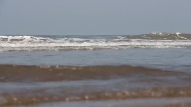 Arambol, Goa, Hindistan 'da okyanus dalgaları.