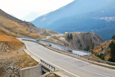 Colle della Maddalena (Piedmont, İtalya), dağ manzarası, İtalyan-Fransız sınırında dolambaçlı yol. Cuneo eyaleti, İtalya.
