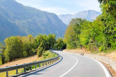 Vinadio yakınlarındaki dağ yolu, Cuneo Eyaleti, İtalya. İtalyan dağlarında güzel güneşli bir gün.