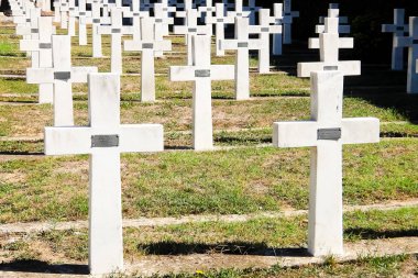 Altare, İtalya - Yaklaşık Eylül 2017. Altare'deki Beyaz Haçlar Askeri Mezarlığı (Cimitero Militare delle Croci Bianche).