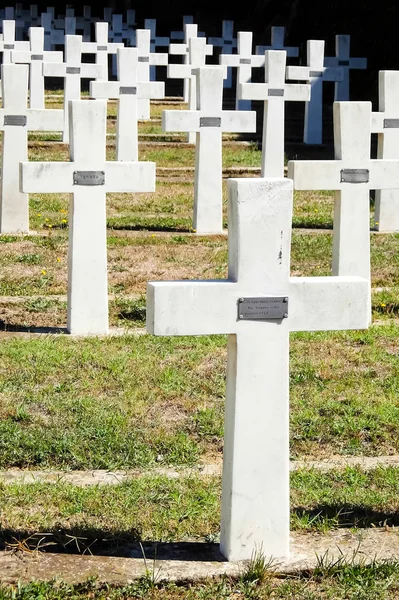 Altare, İtalya - Yaklaşık Eylül 2017. Altare'deki Beyaz Haçlar Askeri Mezarlığı (Cimitero Militare delle Croci Bianche).