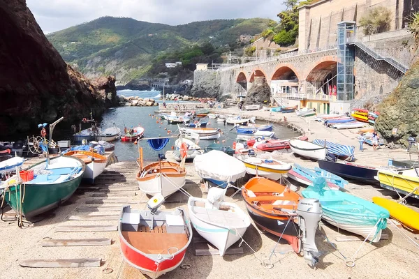 Framura, Italy. Fishing boats with fishing equipment docked in the port Framura, La Spezia, Liguria, Italy. Framura railway station in background. — Stock Photo, Image