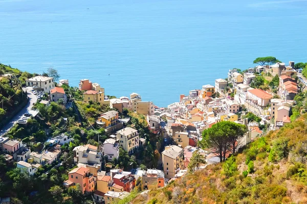 Riomaggiore, Italien. Stadsbilden Riomaggiore, utsikt från kullen. — Stockfoto