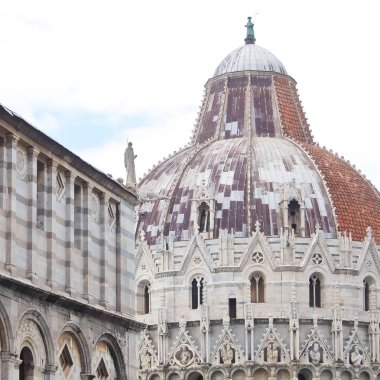Pisa, İtalya - Yaklaşık Eylül 2017. St John Pisa Baptistery görünümü (Battistero di San Giovanni) ve Pisa Katedrali (Cattedrale Metropolitana Primaziale di Santa Maria Assunta; Duomo di Pisa)