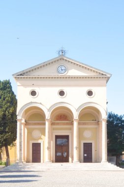Vada, İtalya - Yaklaşık Eylül 2017. Ligurian Denizi kıyısında küçük bir kasaba Vada Garibaldi meydanı (piazza Garibaldi) ve San Leopoldo (Chiesa di San Leopoldo) kilisesi görünümü.