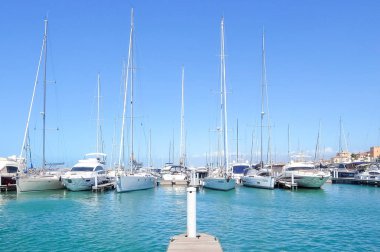 San Vincenzo, İtalya - Yaklaşık Eylül 2017. Limanda güneşli bir gün. Thyrranean denizi kıyısında küçük bir sahil kasabasında demirlemiş yatların görünümü, Etrüsk Sahili'nin en iyi yerlerinden biridir.
