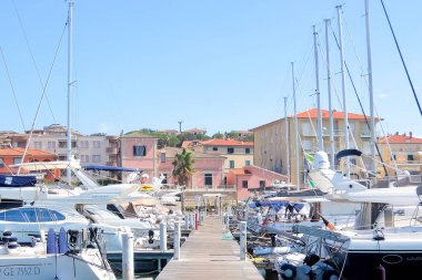 San Vincenzo, İtalya - Yaklaşık Eylül 2017. Limanda güneşli bir gün. Thyrranean denizi kıyısında küçük bir sahil kasabasında demirlemiş yatların görünümü, Etrüsk Sahili'nin en iyi yerlerinden biridir.