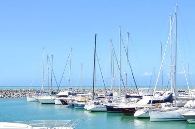 San Vincenzo, İtalya - Yaklaşık Eylül 2017. Limanda güneşli bir gün. Thyrranean denizi kıyısında küçük bir sahil kasabasında demirlemiş yatların görünümü, Etrüsk Sahili'nin en iyi yerlerinden biridir.