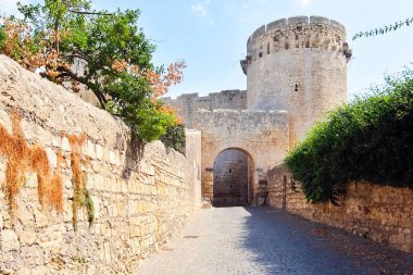 Tarquinia, İtalya - Yaklaşık Eylül 2017. Tarquinia'da güneşli bir gün. Antik kulenin güzel manzarası (Torrione Matilde Di Canossa)