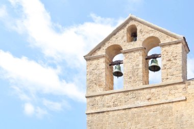 Tarquinia, İtalya - Yaklaşık Eylül 2017. Tarquinia'da güneşli bir gün. Katolik Kilisesi Çanları (Castello Chiesa di Santa Maria ). Xi yüzyıl.