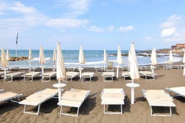 Ladispoli, İtalya - Yaklaşık Eylül 2017. İtalya'da boş plajlar. Plaj sezonu sona eriyor.