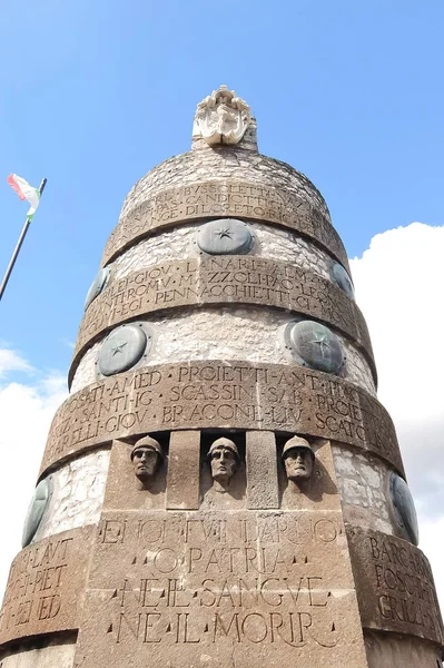 Oorlogsmonument in kleine hilltown Narni, Italië — Stockfoto