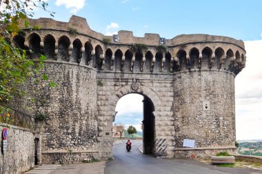 Narni, İtalya - Yaklaşık Eylül 2017. Kudretli bir şehir kapısı küçük Umbria kasabası Narni'yi korudu.