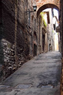 Perugia, İtalya - Yaklaşık Eylül 2017. Perugia tarihi merkezinde güzel eski sokak.