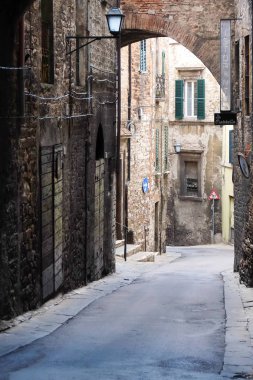 Perugia, İtalya - Yaklaşık Eylül 2017. Perugia tarihi merkezinde güzel eski sokak.