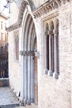 Perugia, İtalya - Yaklaşık Eylül 2017. Perugia antik saray giriş kapısı (Palazzo dei Priori)
