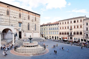 Perugia, İtalya - Yaklaşık Eylül 2017. Güneşli bir günde Piazza IV Novembre'de Fontana Maggiore'nin görünümü