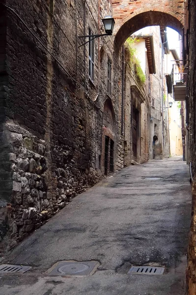 Perugia, İtalya - Yaklaşık Eylül 2017. Perugia tarihi merkezinde güzel eski sokak.